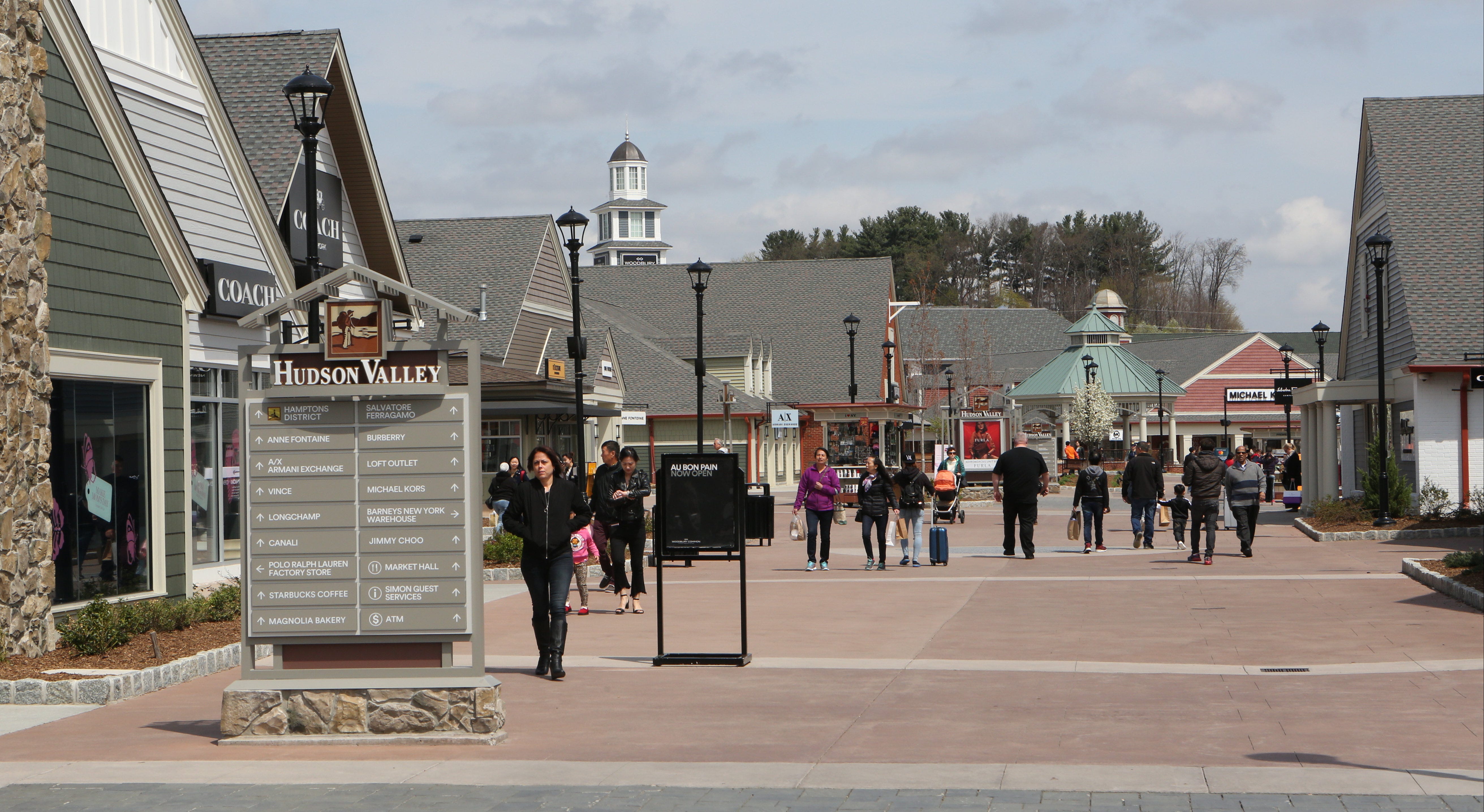 woodbury commons moncler